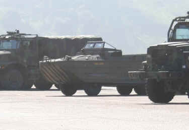camp_pendelton_dukw2.JPG (31774 bytes)